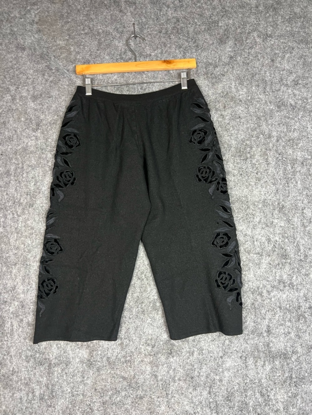 Vintage Valentino Black Cropped Pants Floral Appliqué 10 / 44 Wool Cotton Blend